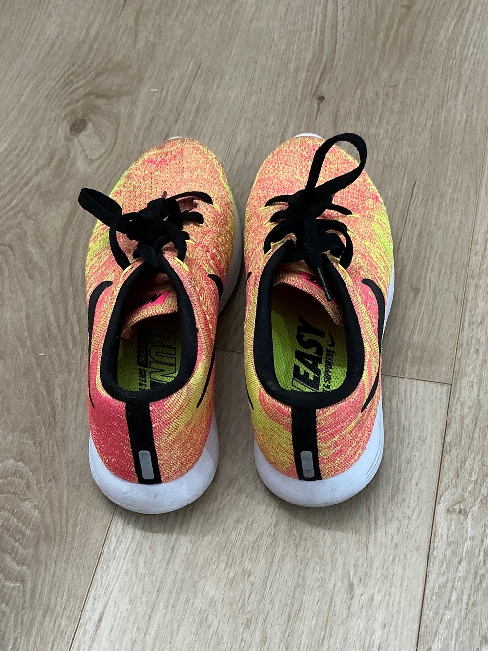 Nike Womens Epic Flyknit Sneakers - Picture 4 of 4